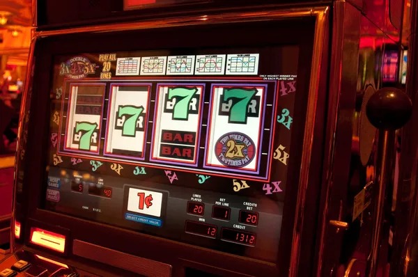 Live dealer announcing Dadu Online result