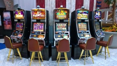 Live dealer announcing Rekap Angka result